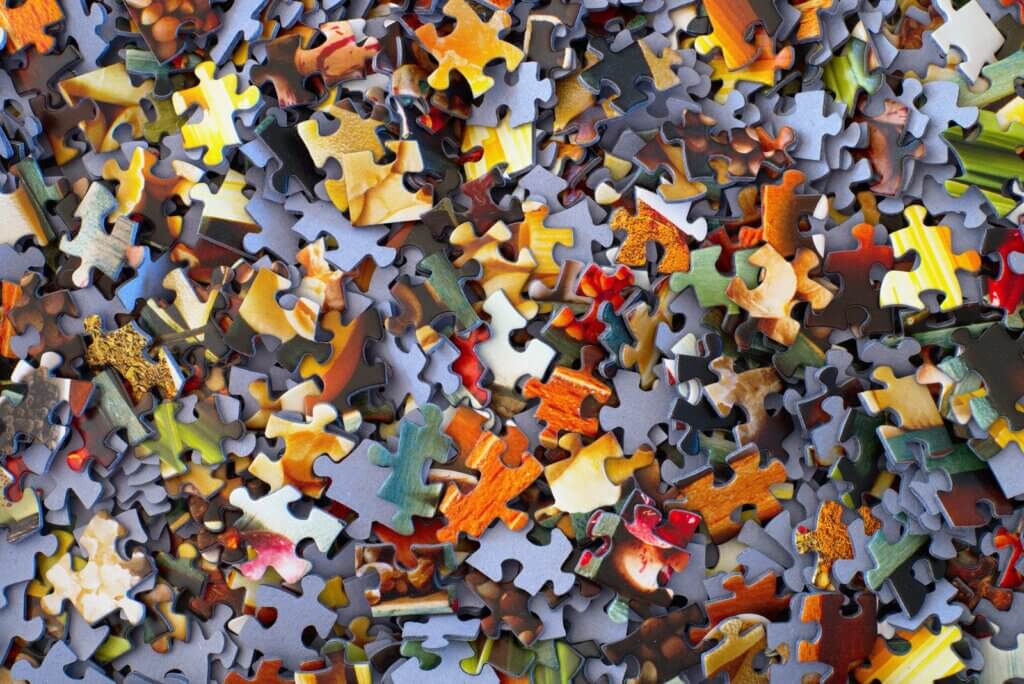 Puzzle multicolore avec des pièces éparpillées en vrac